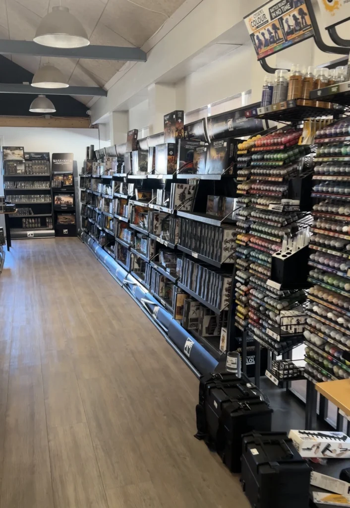 Reoler indenfor i butikken