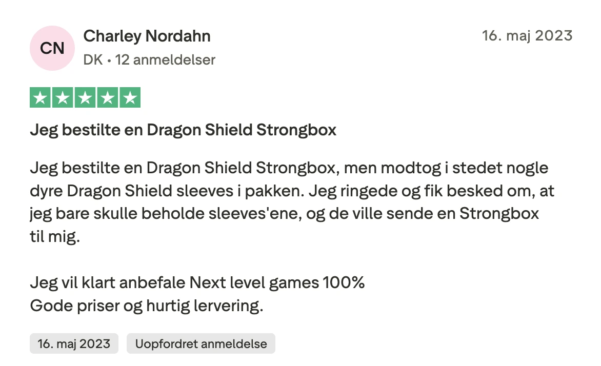 charley 5 stjerner: "Jeg bestilte en Dragon Shield Strongbox Jeg bestilte en Dragon Shield Strongbox, men modtog i stedet nogle dyre Dragon Shield sleeves i pakken. Jeg ringede og fik besked om, at jeg bare skulle beholde sleeves'ene, og de ville sende en Strongbox til mig. Jeg vil klart anbefale Next level games 100% Gode priser og hurtig lervering."